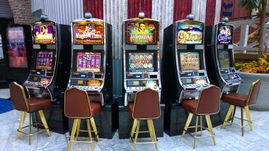 Live dealer studio setup Live Sic Bo dealer and dice table on mixslot